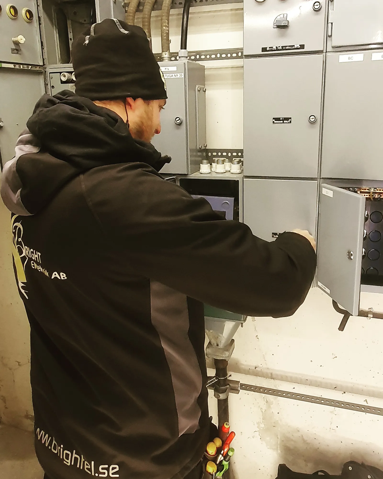 Elektriker arbetar i elskåp