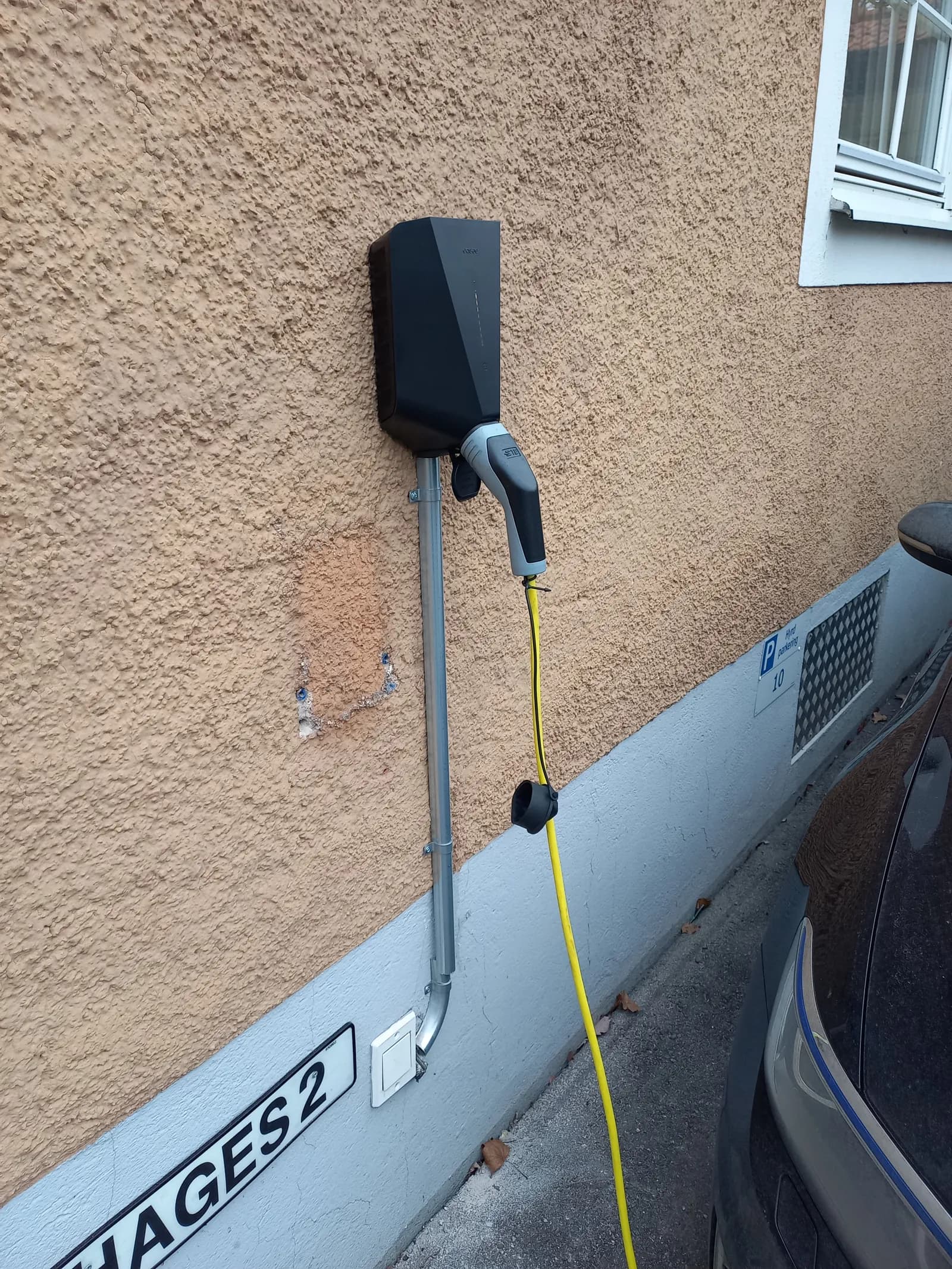 Väggmonterad laddbox på husfasad