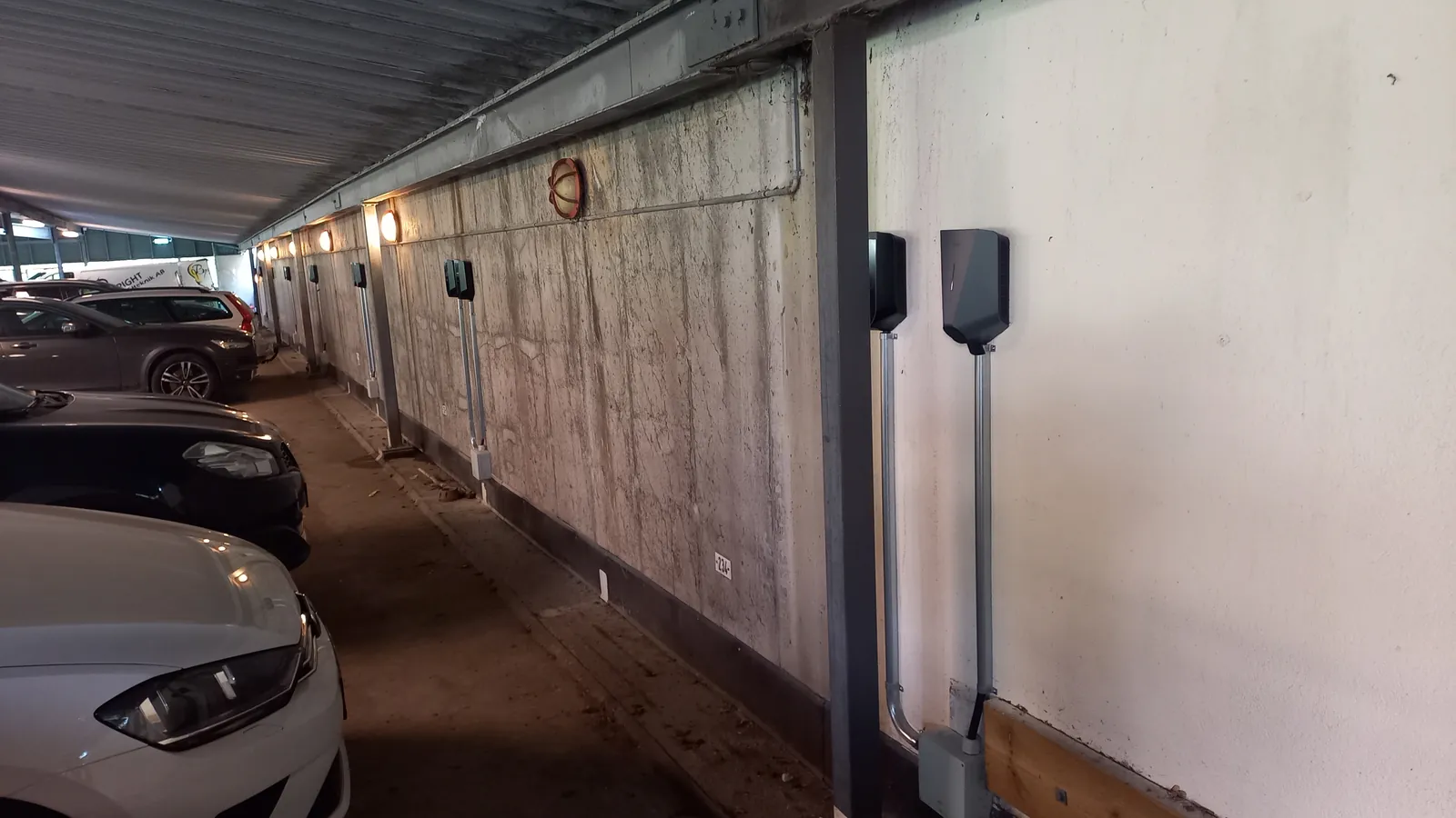 Laddboxar i rad i garage hos bostadsrättsförening