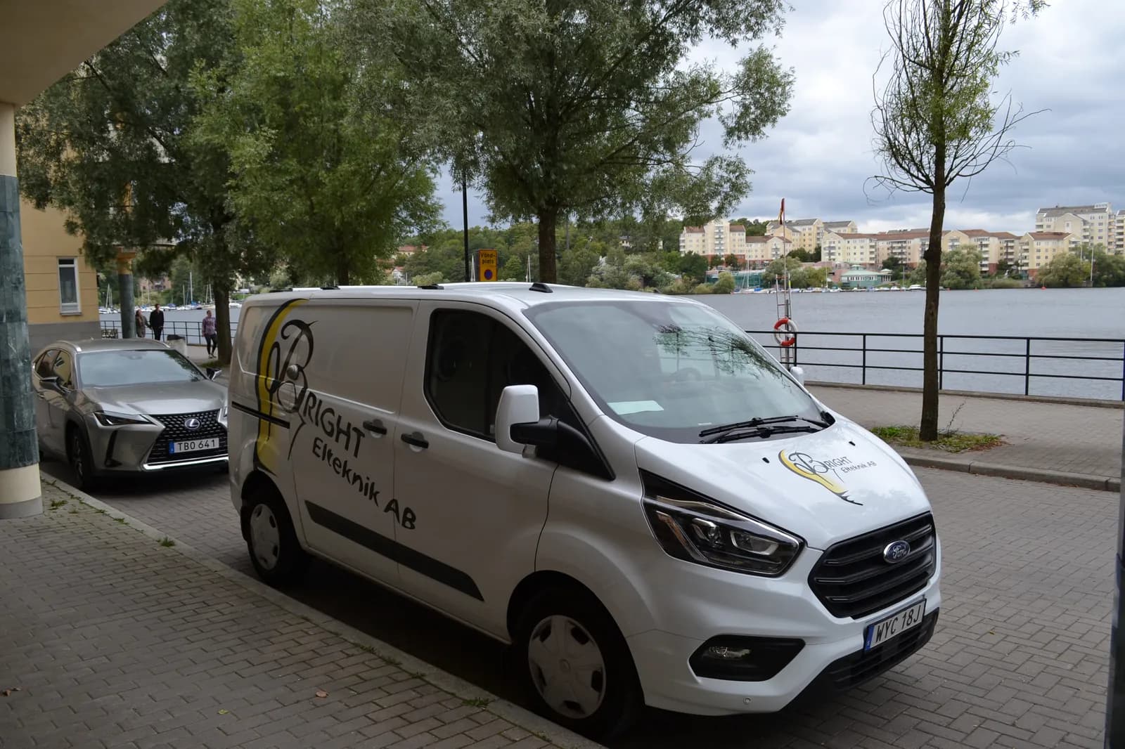 Laddplatser med boxar på företagsparkering