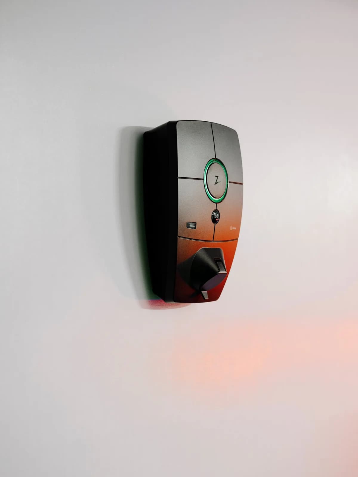 Zaptec Pro med RFID-läsare och display, monterad på vägg